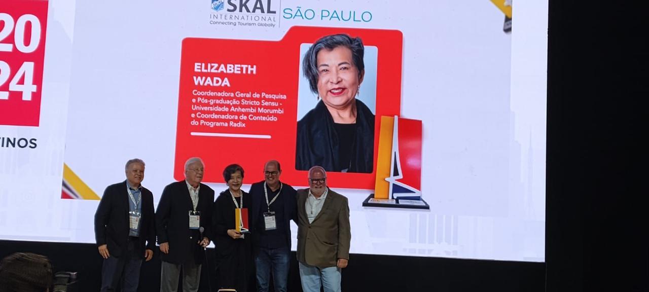 Professora Elizabeth Wada é premiada com o Troféu Professor Mário Beni